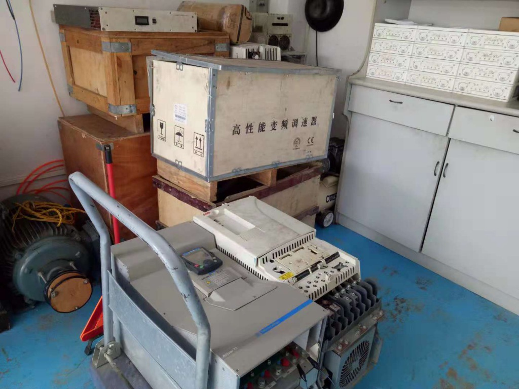 測試盒是自己開發(fā)的，用它干什么？ 英國Gsi公司的cw600激光電源，在上一代激光雕刻設(shè)備中多有應(yīng)用，現(xiàn)在任然在生產(chǎn)制造商發(fā)揮作重要作用。Cw600的控制器是cw200，由于牽涉到很多外部檢測，維修現(xiàn)場是無法帶載測試的，這個控制盒就是針對激光電源維修二開發(fā)的。 Gsi cw600電源輸出最大可達(dá)18-22a，一般雕刻時用十幾個安培，由于啟動時燈管超高阻抗，必須提升電壓才能點(diǎn)亮燈管，這個提升高壓達(dá)1000v左右，測試盒可以在電源電壓提升了接通假負(fù)載，5kw的假負(fù)載，可將輸出電流提高到9.5a左右?？梢哉f，如果過得了測試，電源維修成功率可高達(dá)95%以上，是維修這個電源的法寶。